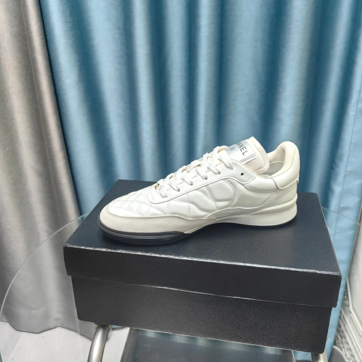 👟👟Ex-factory price 520👟👟 Chanel Chanel - 2024 counter top casual sports shoes This classic design; the upper is electro-embroidered with a variety of techniques; the outsole is fashionable and sporty; it is unusual to incorporate a variety of color matching elements... The diversified mix and match is very beautiful and versatile, casual, fashionable, sports and outdoor can be taken into account... ꫛꫀꪝ Go➫ Material: ❶Upper made of: Original imported mixed-breed sheep ❷Inside made of: original imported breathable sheepskin ❸Outsole based on: original T👟👟factory price U outsole Special counter boutique packaging complete set for women 35–41
